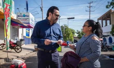 JUAN DE DIOS GÁMEZ RECORRE TIANGUIS DE LA TERRONES Y ENTREGA APOYOS ECONÓMICOS A TIANGUISTAS