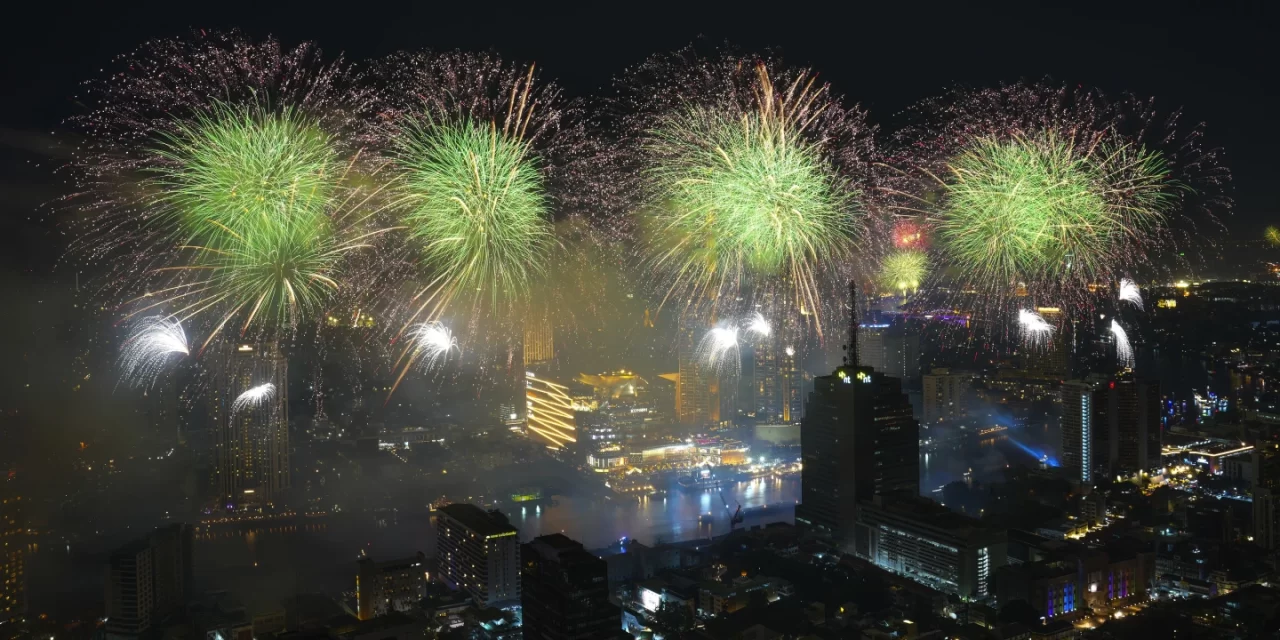 EL MUNDO INICIA CELEBRACIONES DE AÑO NUEVO CON ABRAZOS, FUEGOS ARTIFICIALES Y ESPECTÁCULOS DE LUCES