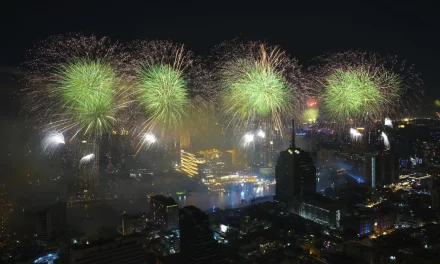 EL MUNDO INICIA CELEBRACIONES DE AÑO NUEVO CON ABRAZOS, FUEGOS ARTIFICIALES Y ESPECTÁCULOS DE LUCES