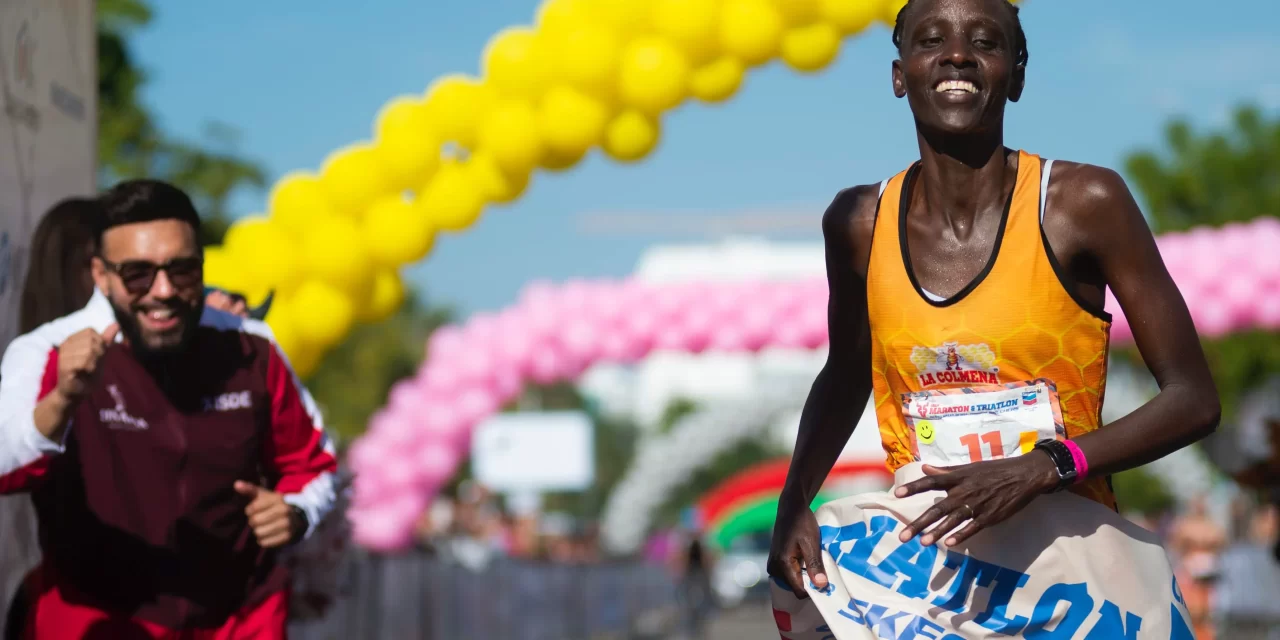 ENCABEZA JCCR BANDERAZO DE SALIDA DEL GRAN MARATÓN PACÍFICO