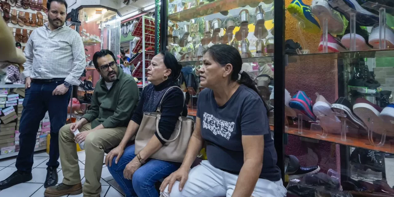 JUAN DE DIOS GÁMEZ ENTREGA MÁS APOYOS ECONÓMICOS A LOCATARIOS DEL CENTRO