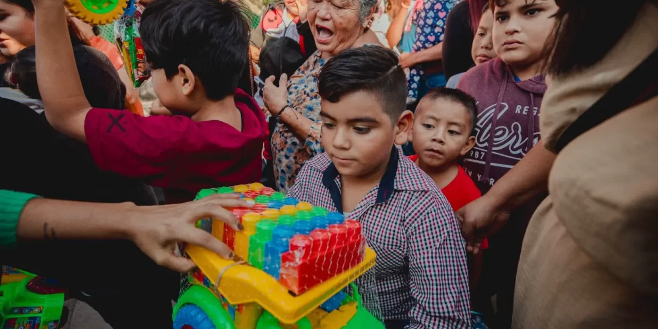 LA CARAVANA NAVIDEÑA DE DIF SINALOA LLEGA A MAZATLÁN PARA REGALAR SONRISAS A LAS FAMILIAS SINALOENSES