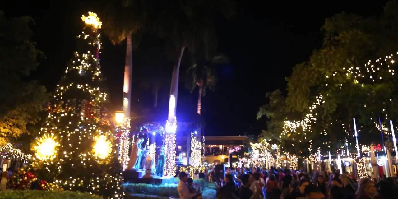 LLEGA LA MAGIA DE LA NAVIDAD A MAZATLÁN; ESTRELLA PALACIOS LLEVA A CABO EL ENCENDIDO DE LUCES EN LA PLAZUELA MACHADO