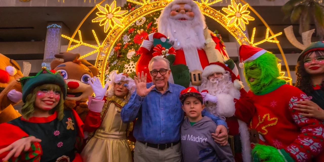 SIMBOLIZANDO LA LUZ, ESPERANZA Y UNIDAD DE LOS SINALOENSES, ROCHA MOYA ENCIENDE EL TRADICIONAL ÁRBOL DE NAVIDAD