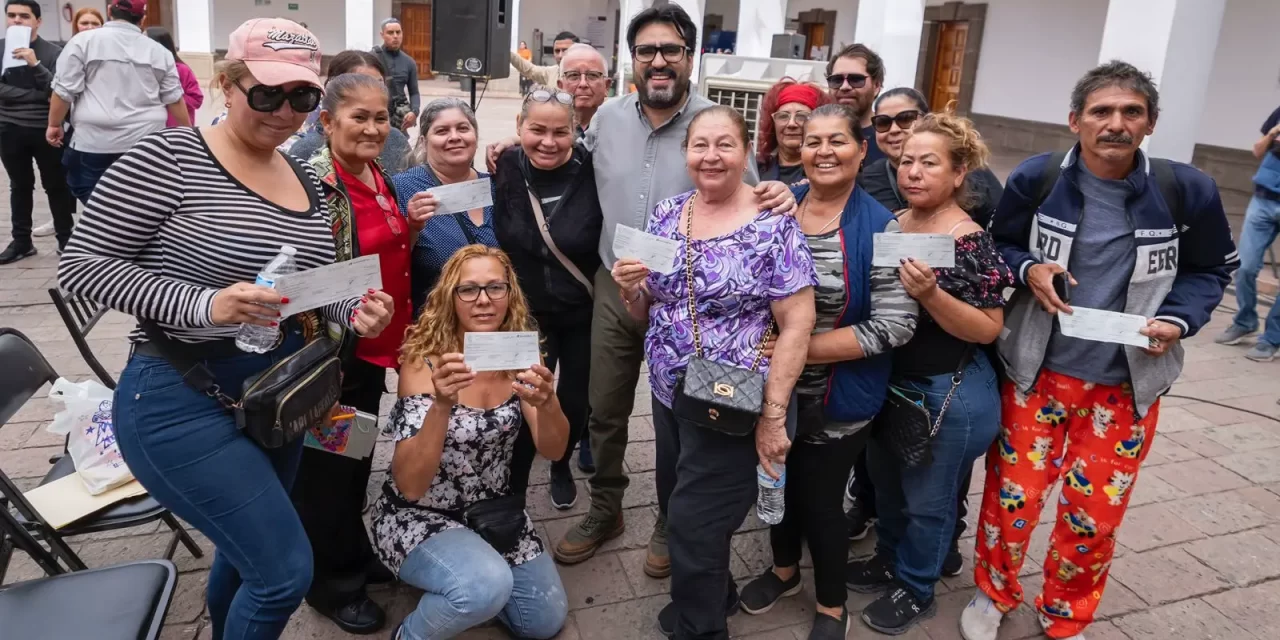 SEGUIMOS CONFIANDO EN USTEDES, MUCHAS GRACIAS, EXPRESAN COMERCIANTES A JUAN DE DIOS GÁMEZ