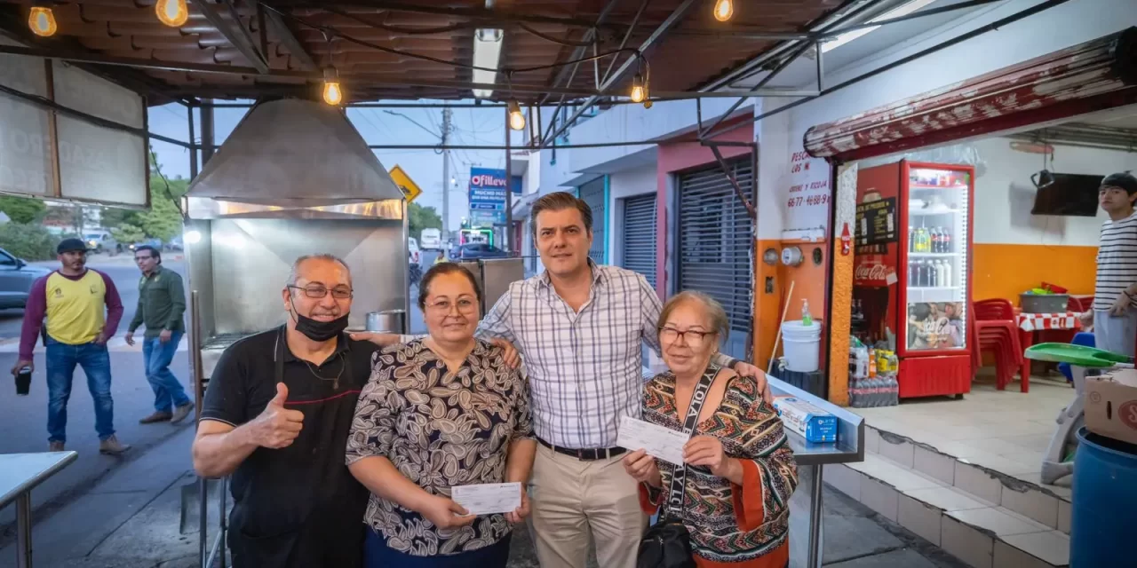 SIGUE ENTREGA DE APOYOS A COMERCIANTES Y VENDEDORES EN LA VÍA PÚBLICA; «GRACIAS POR TOMARNOS EN CUENTA», AGRADECEN