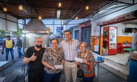 SIGUE ENTREGA DE APOYOS A COMERCIANTES Y VENDEDORES EN LA VÍA PÚBLICA; «GRACIAS POR TOMARNOS EN CUENTA», AGRADECEN