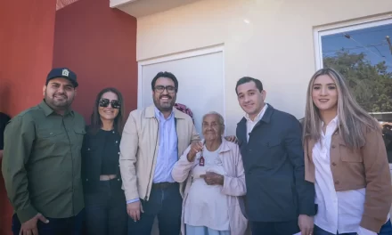 A SUS 90 AÑOS DE EDAD, ISABEL PÉREZ MORALES RECIBE VIVIENDA DE JUAN DE DIOS GÁMEZ