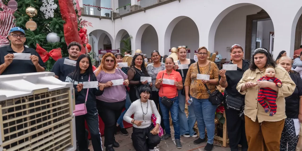 CONTINÚA LA ENTREGA DE CHEQUES, COMERCIANTES AGRADECEN INICIAR EL AÑO CON APOYO