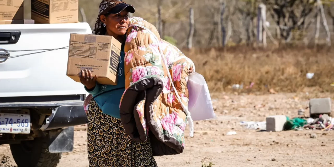 HABITANTES INDÍGENAS DE LA COMUNIDAD MONTE SINAÍ RECIBEN APOYOS INVERNALES Y DESPENSAS DE DIF SINALOA