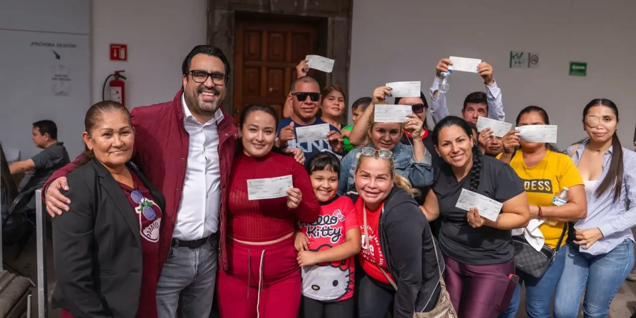 JUAN DE DIOS GÁMEZ CONTINÚA LA ENTREGA DE CHEQUES DEL PROGRAMA DE APOYO ECONÓMICO EMERGENTE