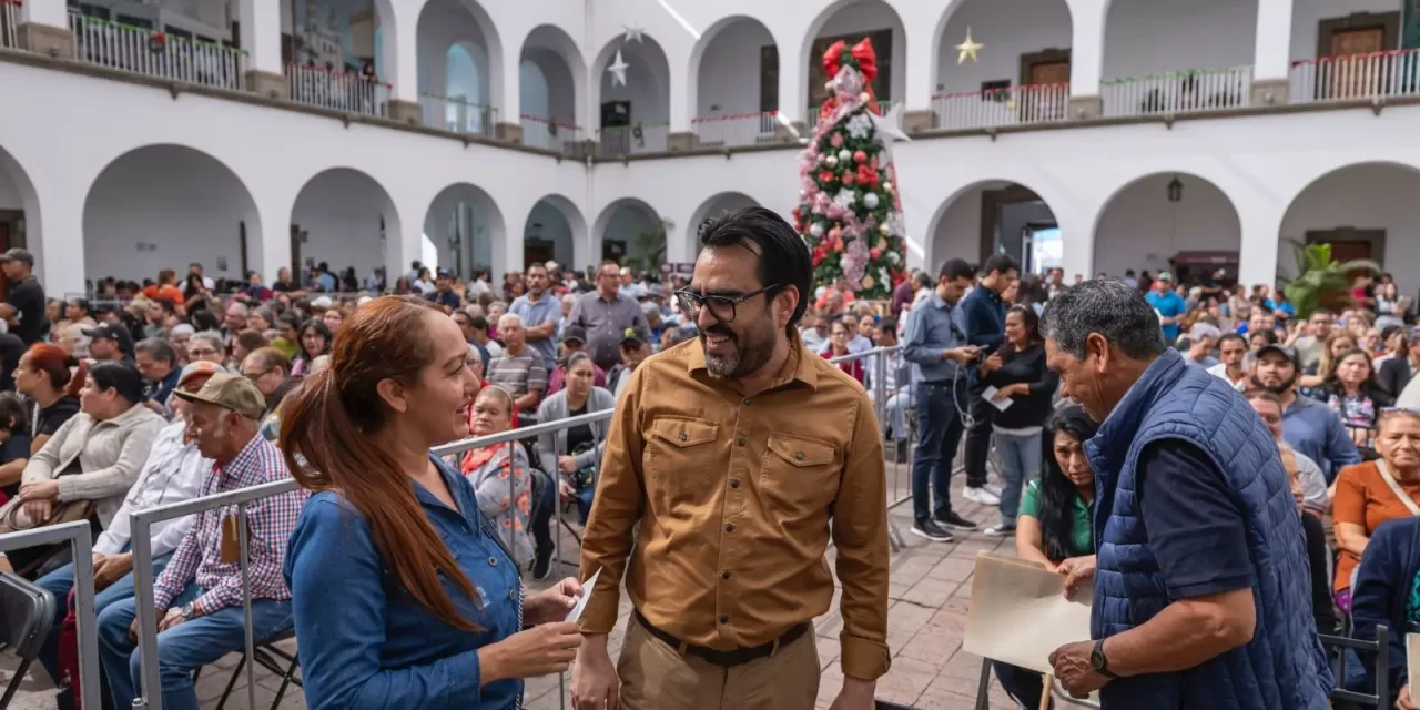 JUAN DE DIOS GÁMEZ CONTINÚA ENTREGANDO CHEQUES DEL PROGRAMA DE APOYO ECONÓMICO EMERGENTE