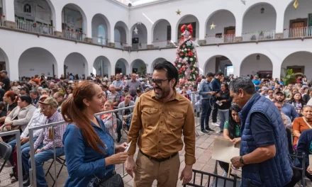 JUAN DE DIOS GÁMEZ CONTINÚA ENTREGANDO CHEQUES DEL PROGRAMA DE APOYO ECONÓMICO EMERGENTE