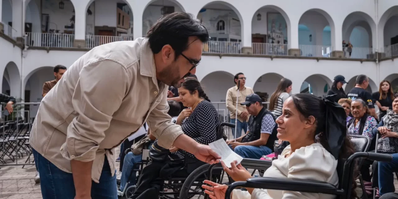 JUAN DE DIOS GÁMEZ ENTREGA APOYOS ECONÓMICOS EMERGENTES A COMERCIANTES CON DISCAPACIDAD