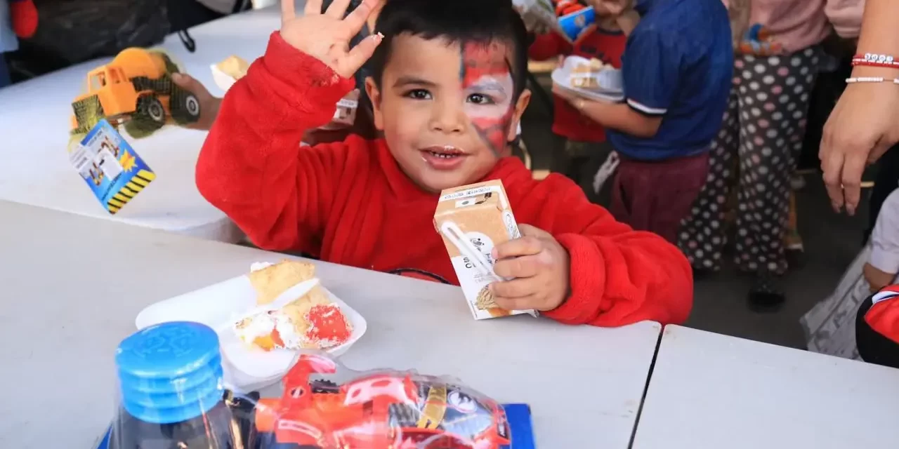 LA RUTA DE LA ALEGRÍA DEL DIF CULIACÁN, LLEGA HASTA LAS COLONIAS PROYECTO ALFA Y 5 DE FEBRERO, NIÑAS Y NIÑOS RECIBEN REGALOS