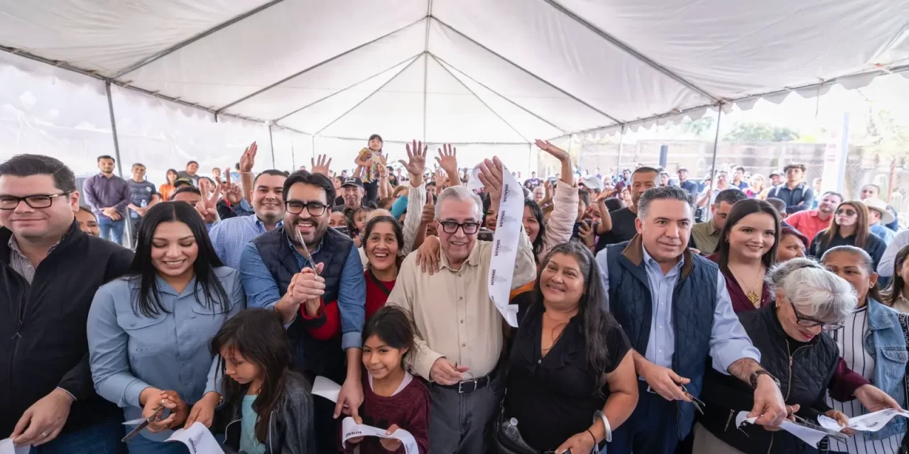 RUBÉN ROCHA MOYA Y JUAN DE DIOS GÁMEZ CUMPLEN Y ENTREGAN PAVIMENTACIÓN DE CALLE EN COLONIA RENATO VEGA