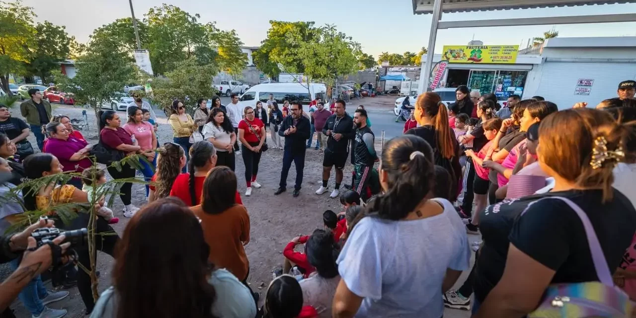 JUAN DE DIOS GÁMEZ HACE NUEVOS COMPROMISOS DE NUEVA TECHUMBRE Y BAÑOS PARA UNIDAD DEPORTIVA DE ALTURAS DEL SUR