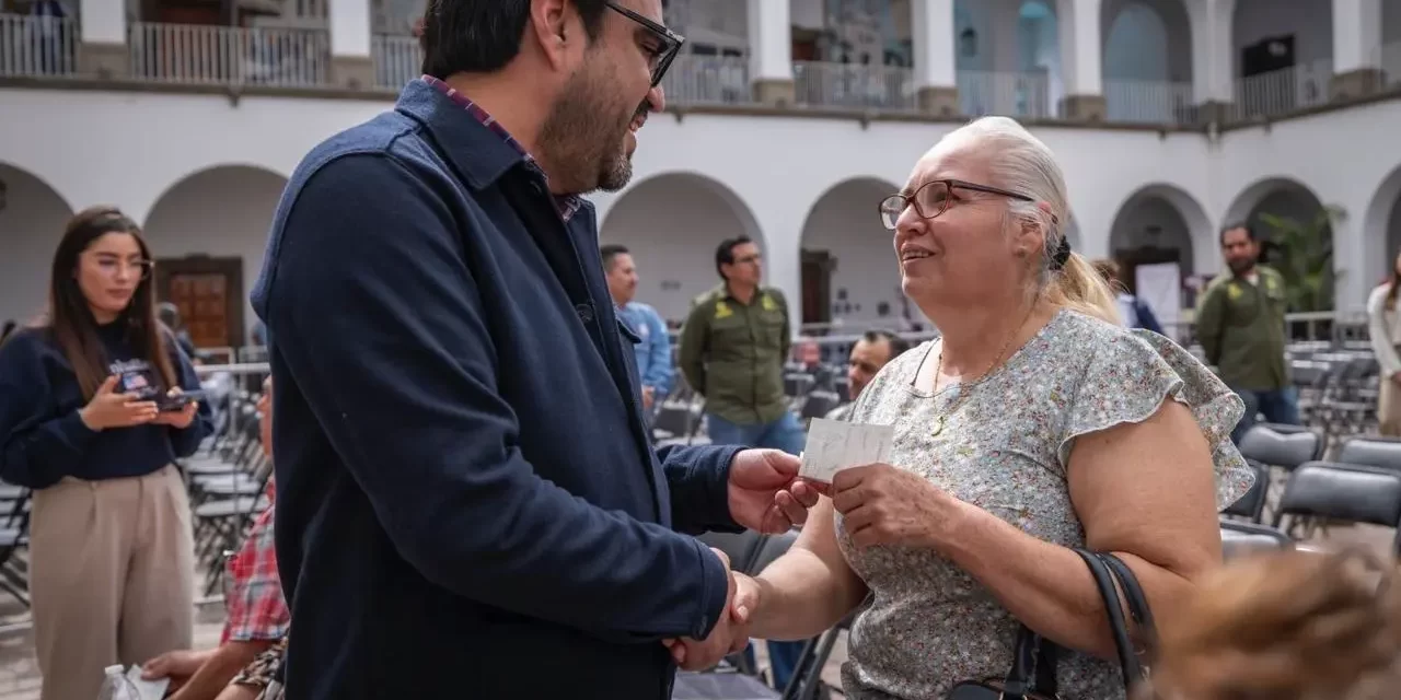 JUAN DE DIOS GÁMEZ CONTINÚA CON LA ENTREGA DE APOYOS ECONÓMICOS A COMERCIANTES EN CULIACÁN