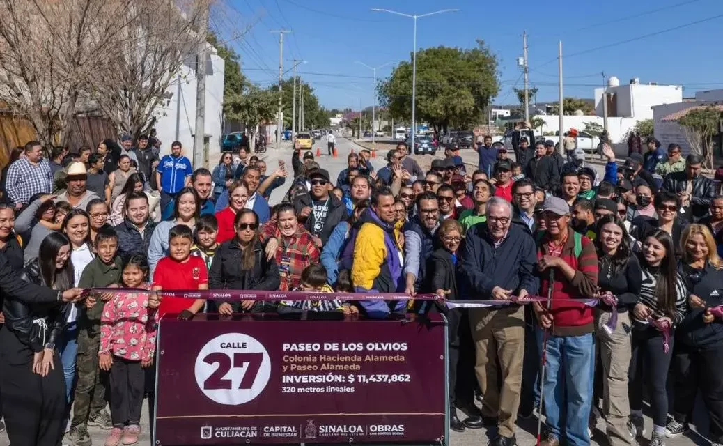 RUBÉN ROCHA Y JUAN DE DIOS GÁMEZ ENTREGAN CALLE PAVIMENTADA NÚMERO 27 EN COLONIA LAS ALAMEDAS