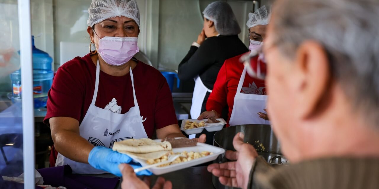 DIF SINALOA BRINDA ALIMENTO CALIENTE A FAMILIAS EN EL HOSPITAL PEDIÁTRICO, LA COCINA MÓVIL CONTINUARÁ MAÑANA EN EL NUEVO HOSPITAL GENERAL