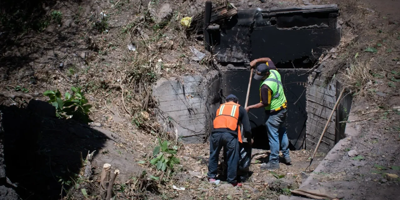 AYUNTAMIENTO LLEVA A CABO INTENSAS LABORES DE LIMPIEZA EN PLUVIALES