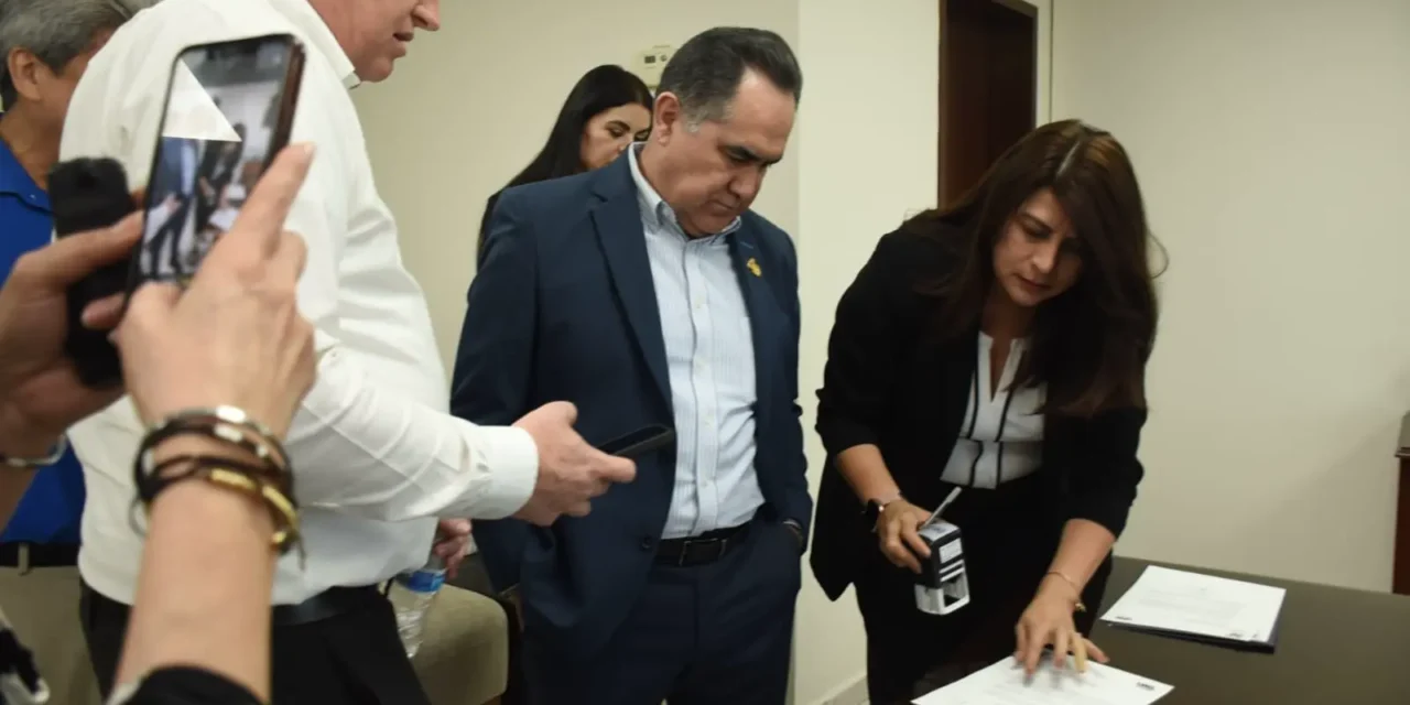 JESÚS MADUEÑA SOLICITA FORMALMENTE ANTE LA SECRETARÍA DEL H. CONSEJO UNIVERSITARIO SU DESEO DE REELEGIRSE