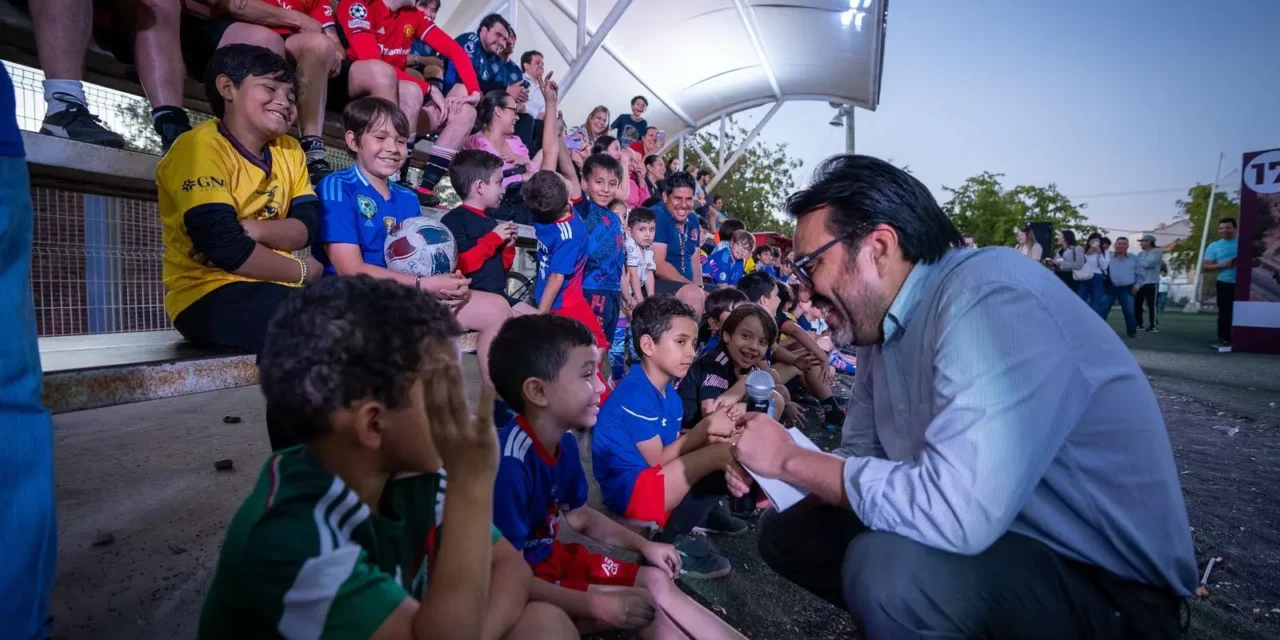 JUAN DE DIOS GÁMEZ PONE EN MARCHA LA REHABILITACIÓN DE LA CANCHA DE FÚTBOL DE PASTO SINTÉTICO EN VILLA UNIVERSIDAD