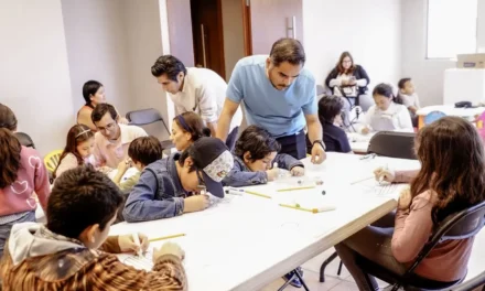 NIÑOS Y NIÑAS EXPLORAN EL ARTE DEL PUNTO Y LA LÍNEA EN LA CASA DEL MARINO