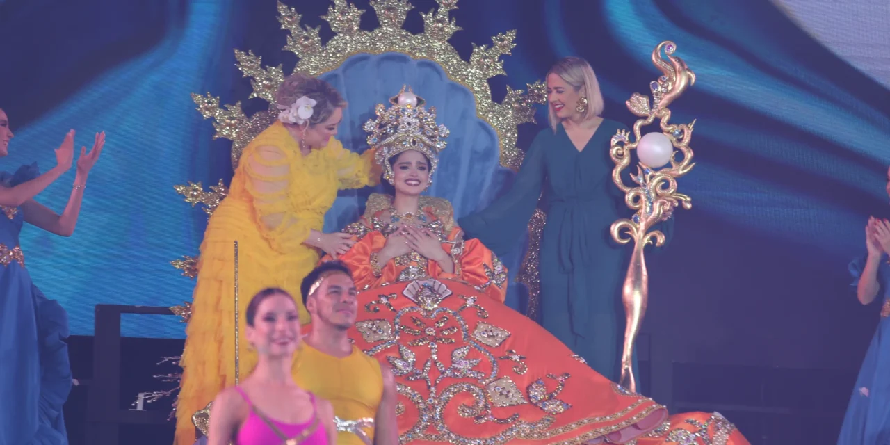 ESTRELLA PALACIOS Y ENEYDA ROCHA ENTREGAN LOS ATRIBUTOS REALES A LUCERO I, REINA DEL CARNAVAL “LA PERLA”