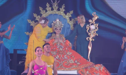 ESTRELLA PALACIOS Y ENEYDA ROCHA ENTREGAN LOS ATRIBUTOS REALES A LUCERO I, REINA DEL CARNAVAL “LA PERLA”