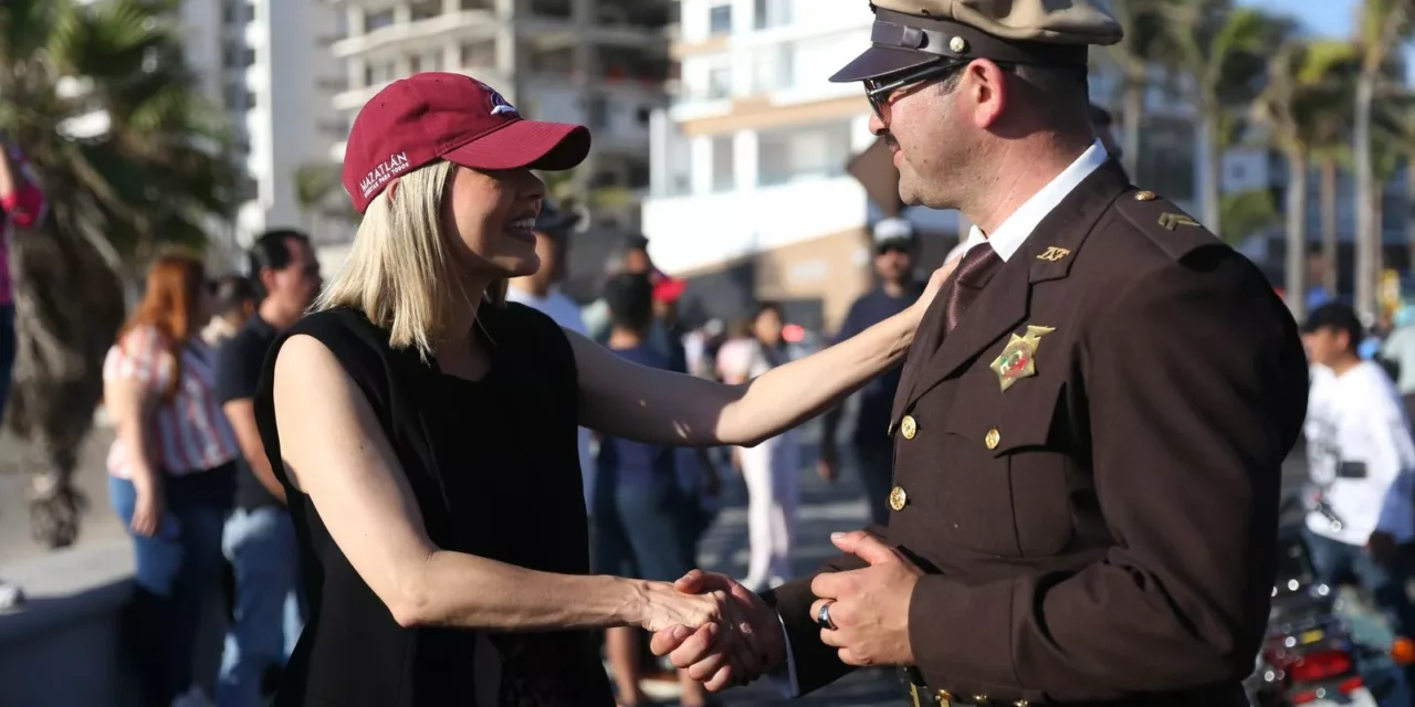 ESTRELLA PALACIOS DA EL BANDERAZO PARA ARRANCAR EL DESFILE DE LA SEMANA INTERNACIONAL DE LA MOTO 2025