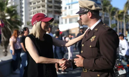 ESTRELLA PALACIOS DA EL BANDERAZO PARA ARRANCAR EL DESFILE DE LA SEMANA INTERNACIONAL DE LA MOTO 2025