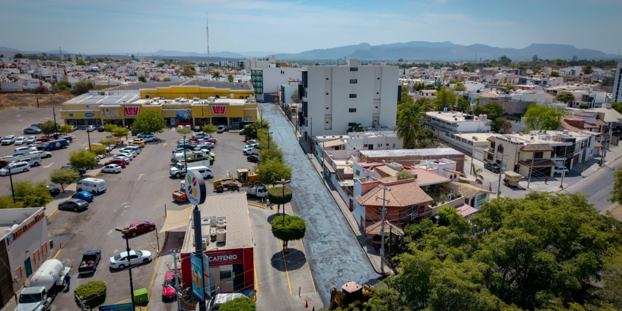 REALIZAN REENCARPETADO EN CALLE CAPORAL DE LA COLONIA VILLA UNIVERSIDAD