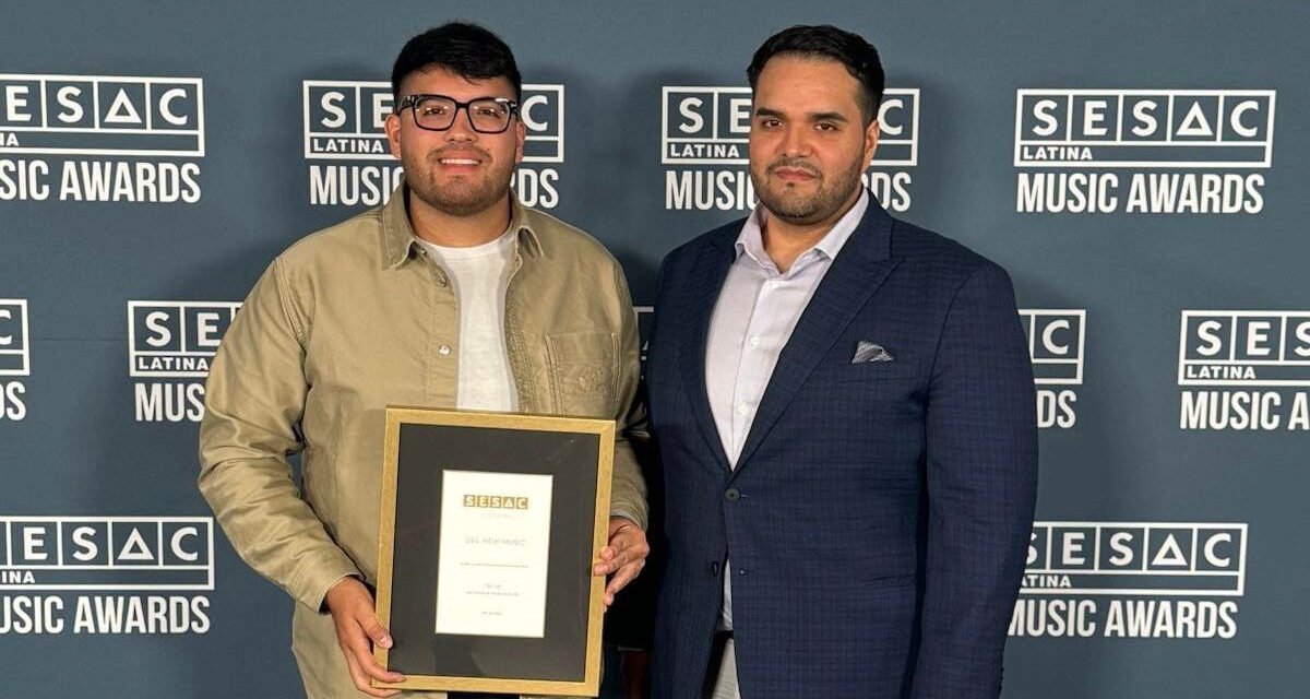 YAHIR SALDÍVAR ES RECONOCIDO EN LOS PREMIOS SESAC LATINA