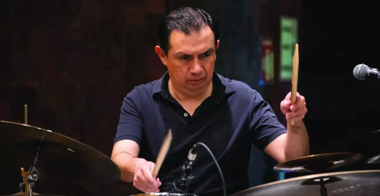 EL BATERISTA MEXICANO ADRIÁN OROPEZA PRESENTARÁ UMBRALES SONOROS EN EL JARDÍN ESCÉNICO