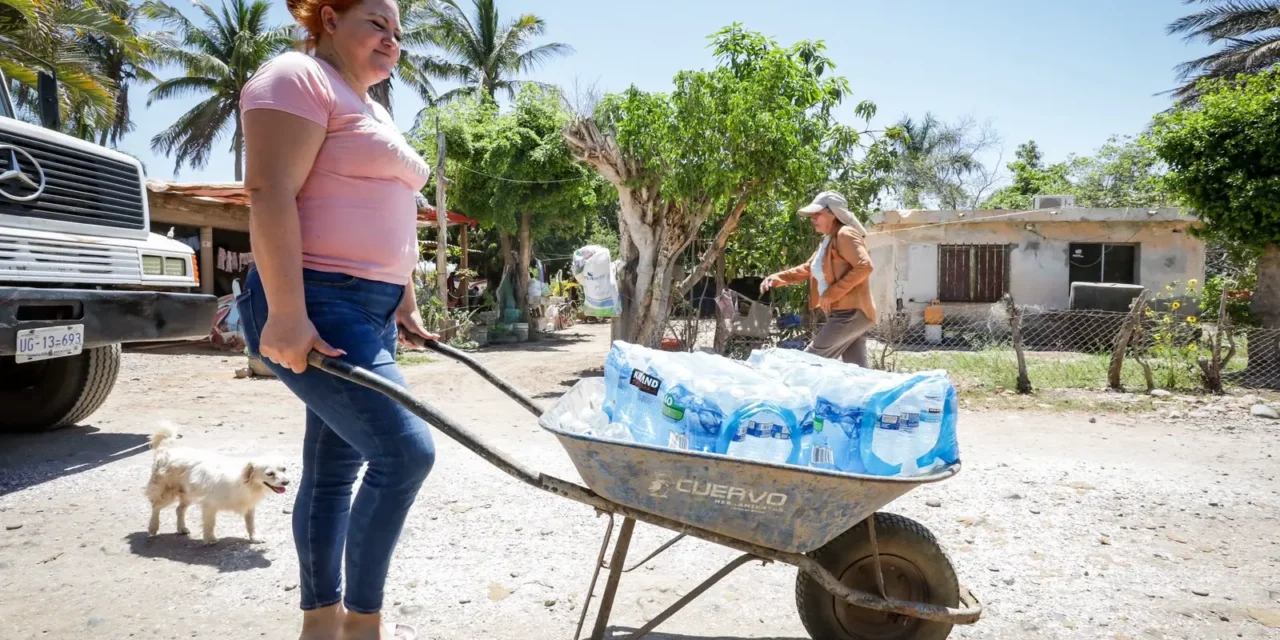 AQUATÓN LLEVA 71 MIL 140 LITROS DE AGUA A FAMILIAS DE JUAN JOSE RÍOS Y GUASAVE