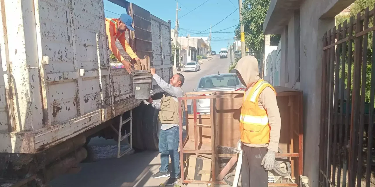 VECINOS DE LA COLONIA RENATO VEGA ALVARADO SE SUMAN A LA CAMPAÑA DE DESCACHARRIZACIÓN PARA PREVENIR EL DENGUE