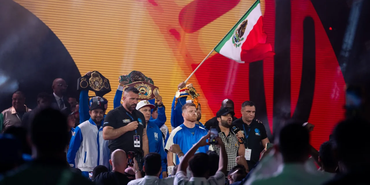 LUIS R. CONRIQUEZ CANTA PARA SAÚL “EL CANELO” ÁLVAREZ DESDE ARABIA SAUDITA