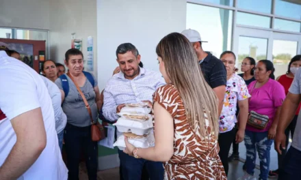 FAMILIARES DE PACIENTES DEL HOSPITAL DE LA MUJER RECIBEN ALIMENTO CALIENTE A TRAVÉS DE ALAJIBUA DEL DIF CULIACÁN