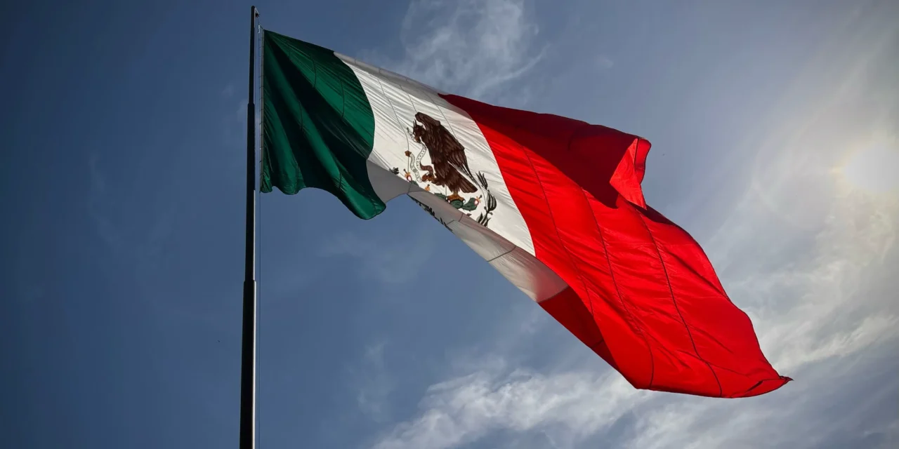 IZAN BANDERA A TODA ASTA POR EL DÍA DEL TRABAJO