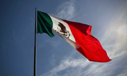 IZAN BANDERA A TODA ASTA POR EL DÍA DEL TRABAJO