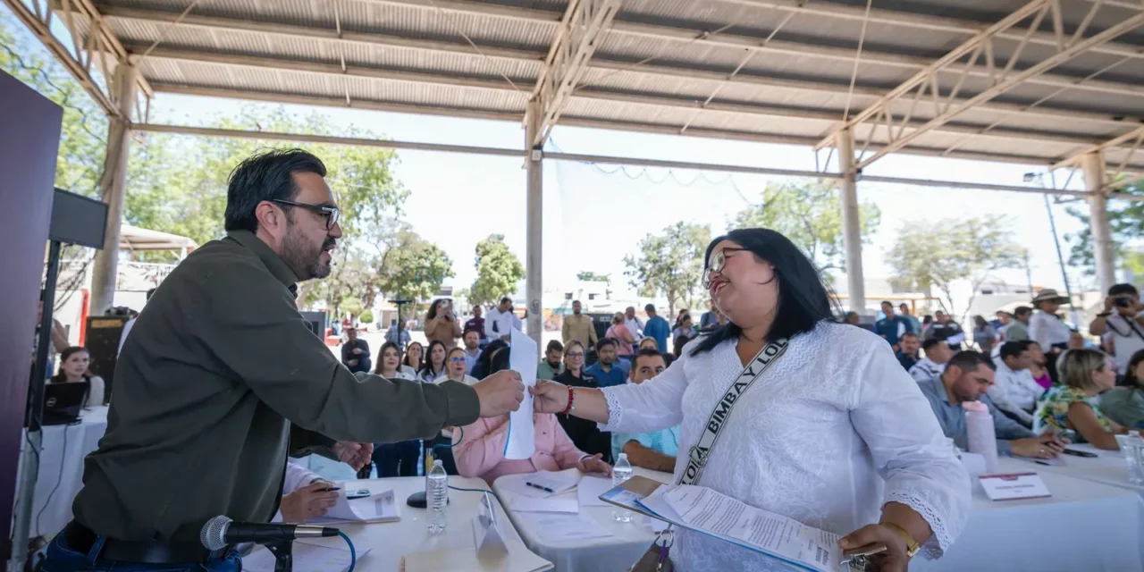 JUAN DE DIOS GÁMEZ ATIENDE A LA CIUDADANÍA DURANTE LA SESIÓN DE CABILDO ABIERTO EN LA SINDICATURA DE AGUARUTO