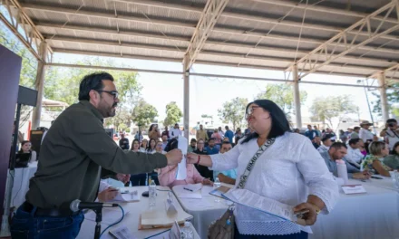 JUAN DE DIOS GÁMEZ ATIENDE A LA CIUDADANÍA DURANTE LA SESIÓN DE CABILDO ABIERTO EN LA SINDICATURA DE AGUARUTO