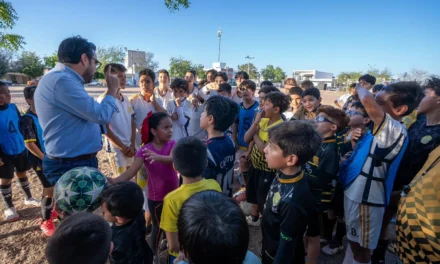 JUAN DE DIOS GÁMEZ SE COMPROMETE A CONSTRUIR CANCHA DE PASTO SINTÉTICO EN LA CONQUISTA