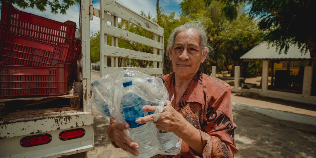 SIGUE LLEGANDO EL AGUA A LAS FAMILIAS EN SINALOA, SE HA ENTREGADO UN TOTAL DE 300 mil 300 LITROS DE AGUA DEL AQUATÓN