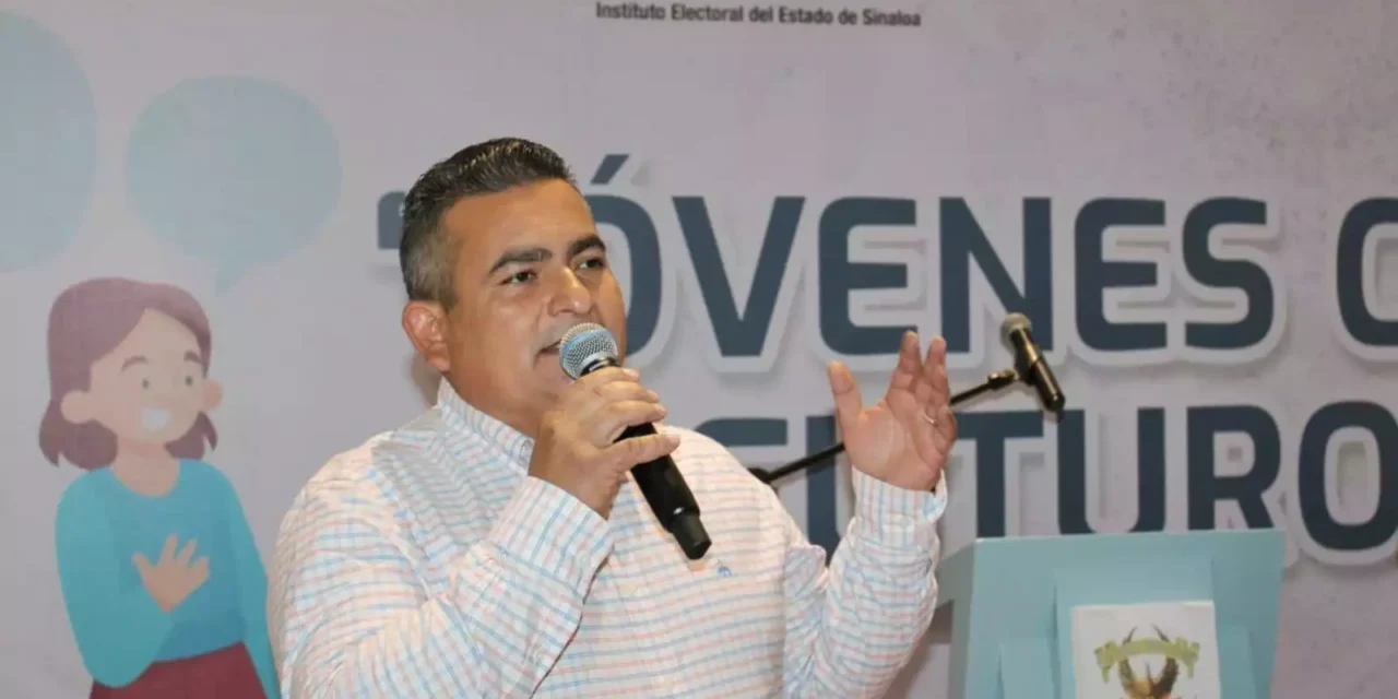 ENTREGA ALCALDE DE NAVOLATO PREMIOS DEL PRIMER CONCURSO DE DEBATE JUVENIL
