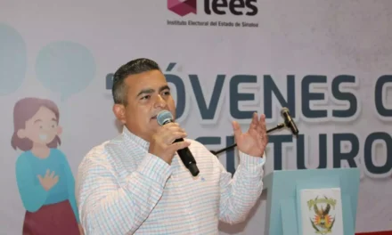 ENTREGA ALCALDE DE NAVOLATO PREMIOS DEL PRIMER CONCURSO DE DEBATE JUVENIL