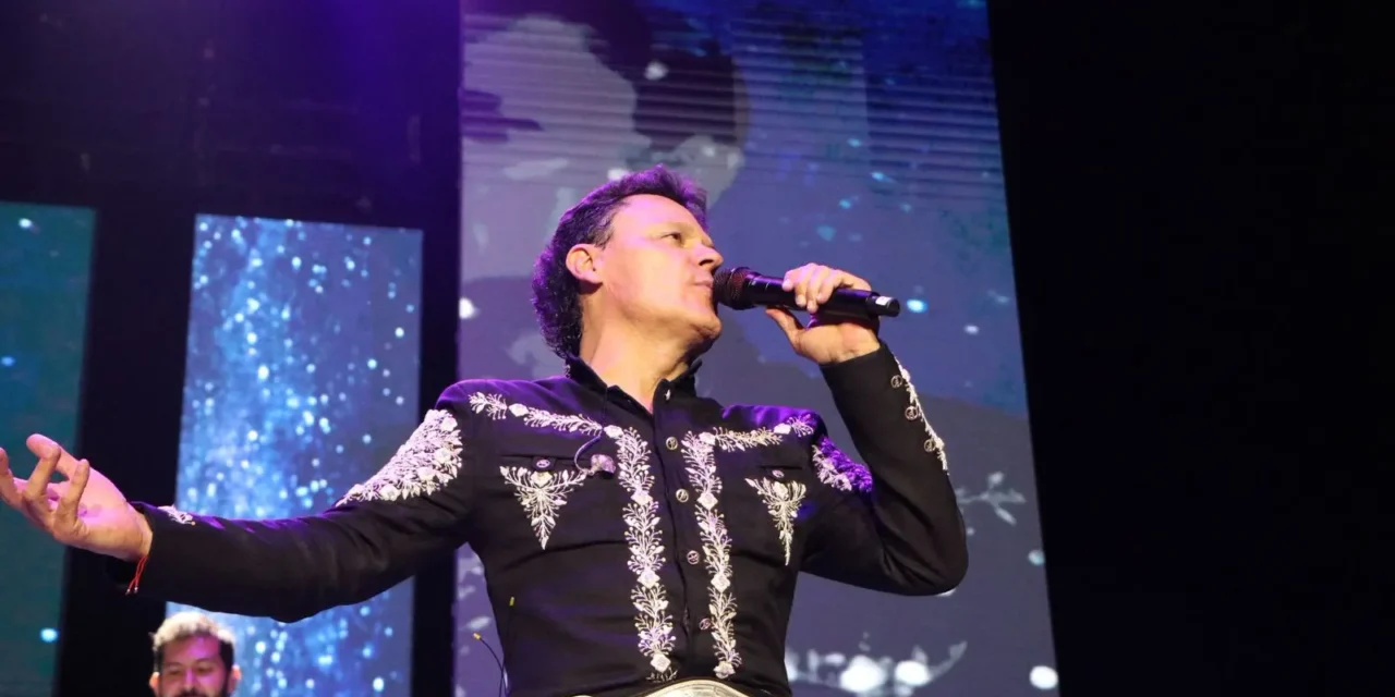 PEDRO FERNÁNDEZ CELEBRÓ A LAS MAMÁS CON SUS PRESENTACIONES EN LA ARENA CDMX Y EN PACHUCA