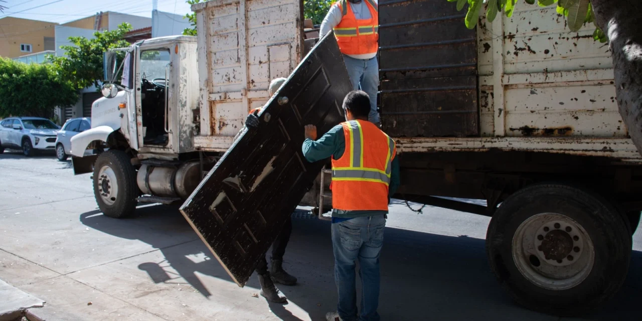 REFUERZAN ACCIONES PREVENTIVAS CON JORNADA DE DESCACHARRIZACIÓN EN EL SECTOR LAS FLORES