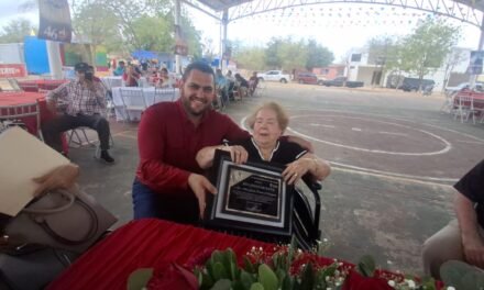 BRINDAN EMOTIVO RECONOCIMIENTO A ADELA GARCÍA, FUNDADORA DE PUEBLOS UNIDOS